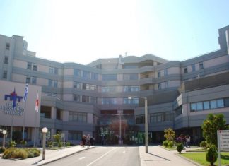 γυναίκες και μεγάλο μαύρο κρουνός